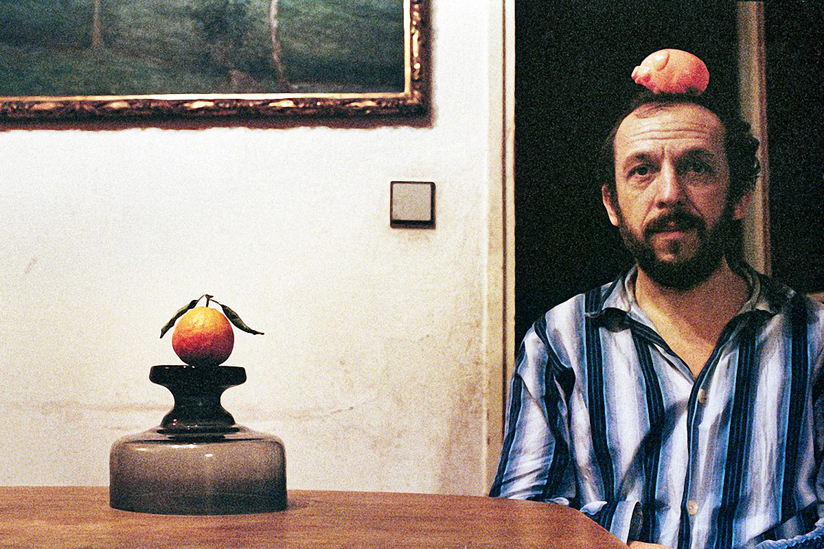 Jiří Stivín: Autoportrét s prasátkem a pomerančem, 80. léta