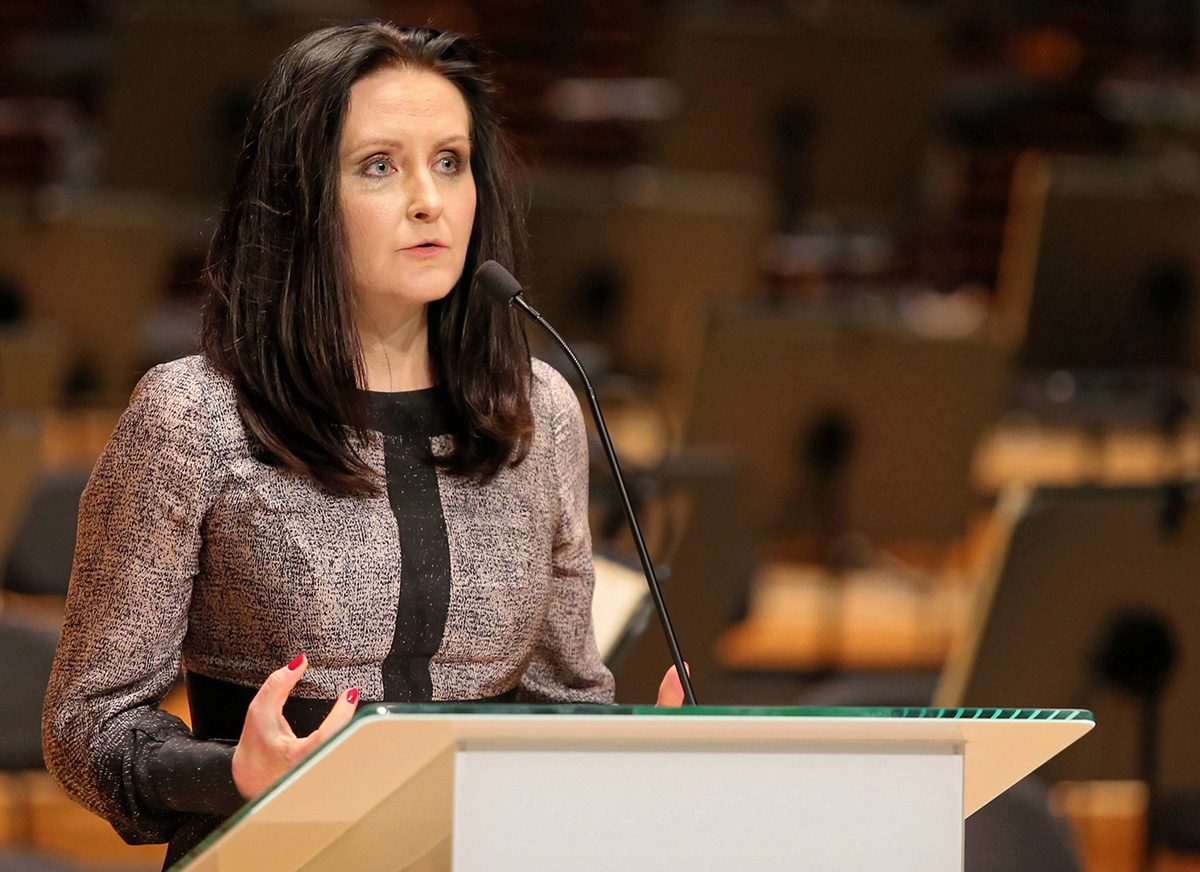 Alicja Knast u řečnického pultu