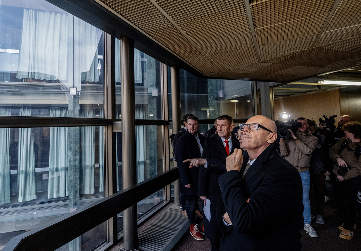 Oto Klempíř (v popředí) 24. března 2026 na půdě Národního divadla při prohlídce Nové scény před její rekonstrukcí