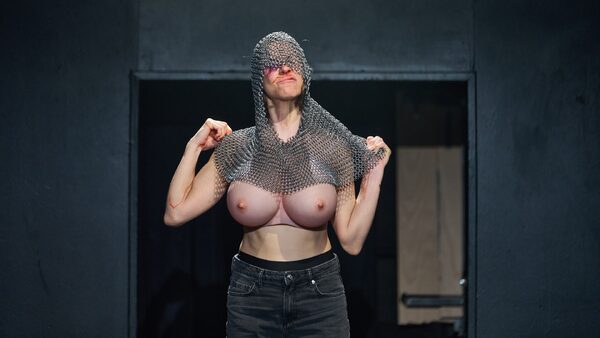 Kateřina Císařová v inscenaci Jolene v Eliadově knihovně pražského Divadla Na zábradlí