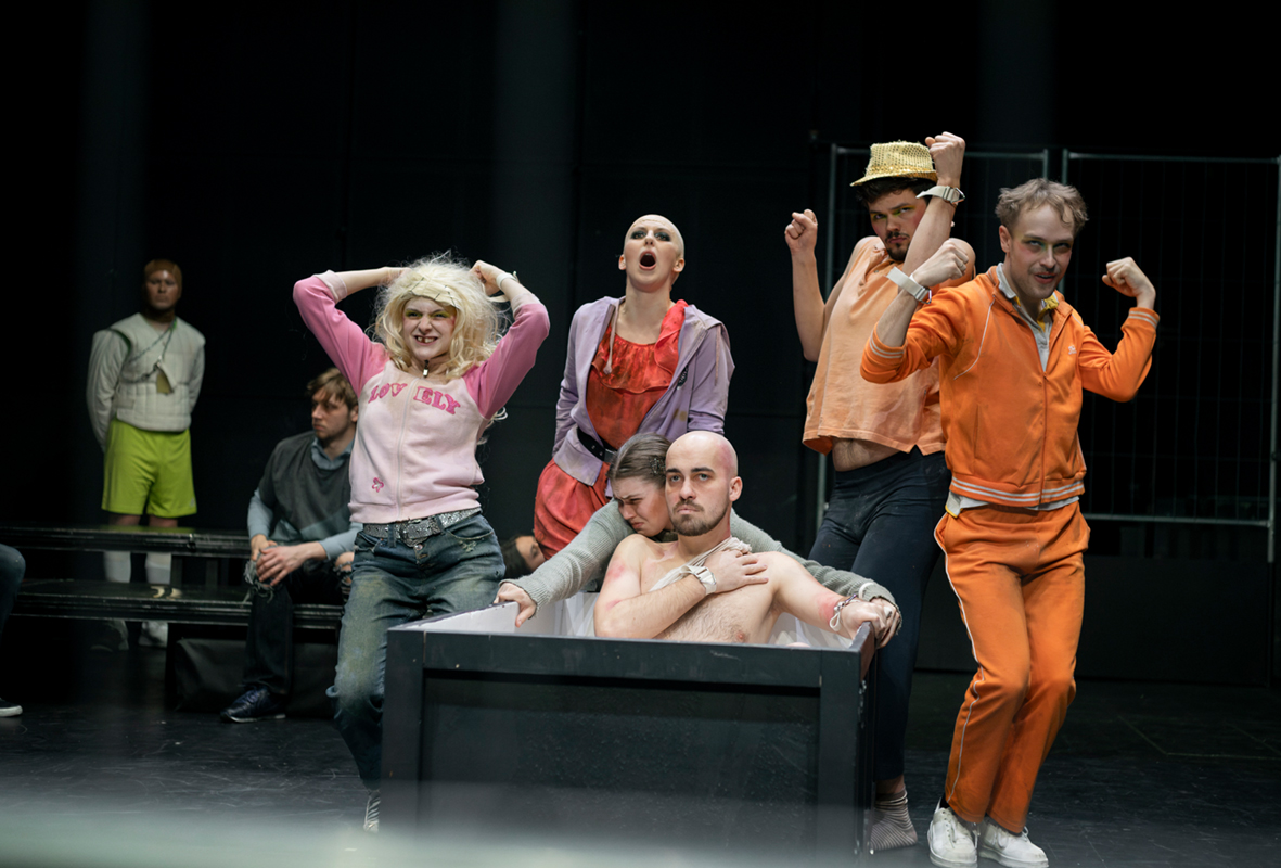 Záběr z&nbsp;inscenace Marat/Sade v&nbsp;pražském Divadle Disk: uprostřed Lukáš Hořínek v&nbsp;roli Jeana Paula Marata