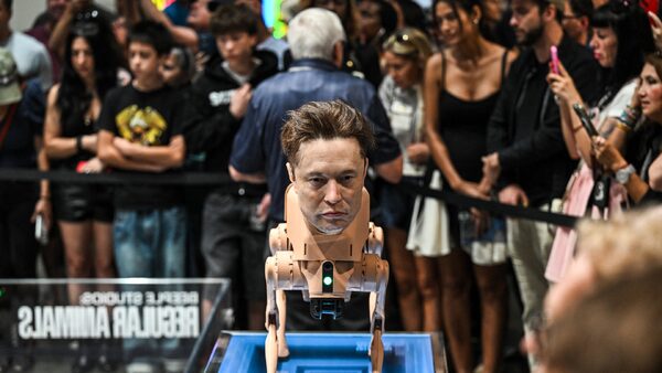 Vosková hlava Elona Muska na robotickém psu