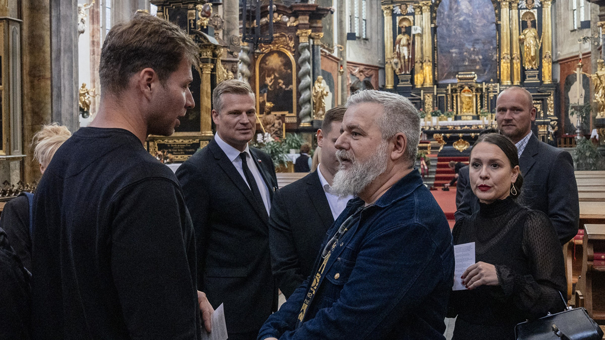 Daniel Vávra (vpředu uprostřed) 16. září 2025 v pražském Chrámu Matky Boží před Týnem při setkání na uctění památky amerického konzervativního aktivisty Charlieho Kirka