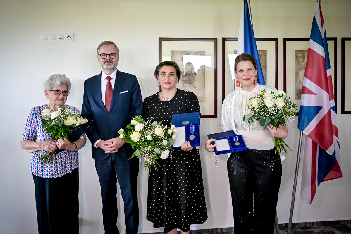 Premiér ČR Petr Fiala předal v červenci 2025 při návštěvě Británie Medaile Karla Kramáře třem osobnostem z krajanského prostředí. Mimo jiné i Zuzaně Jungmanové. 