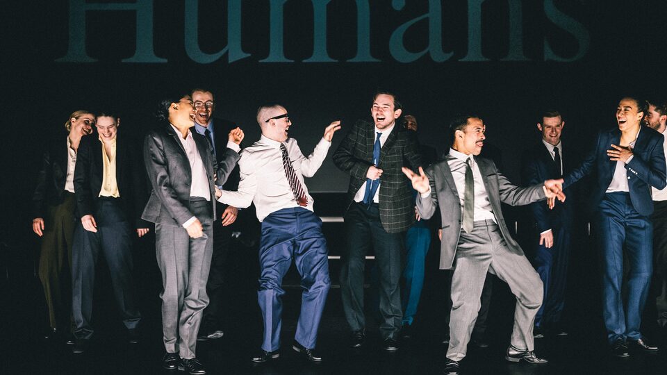 Z inscenace Figures in Extinction (Postavy mizejícího času) holandského souboru Nederlands Dans Theater