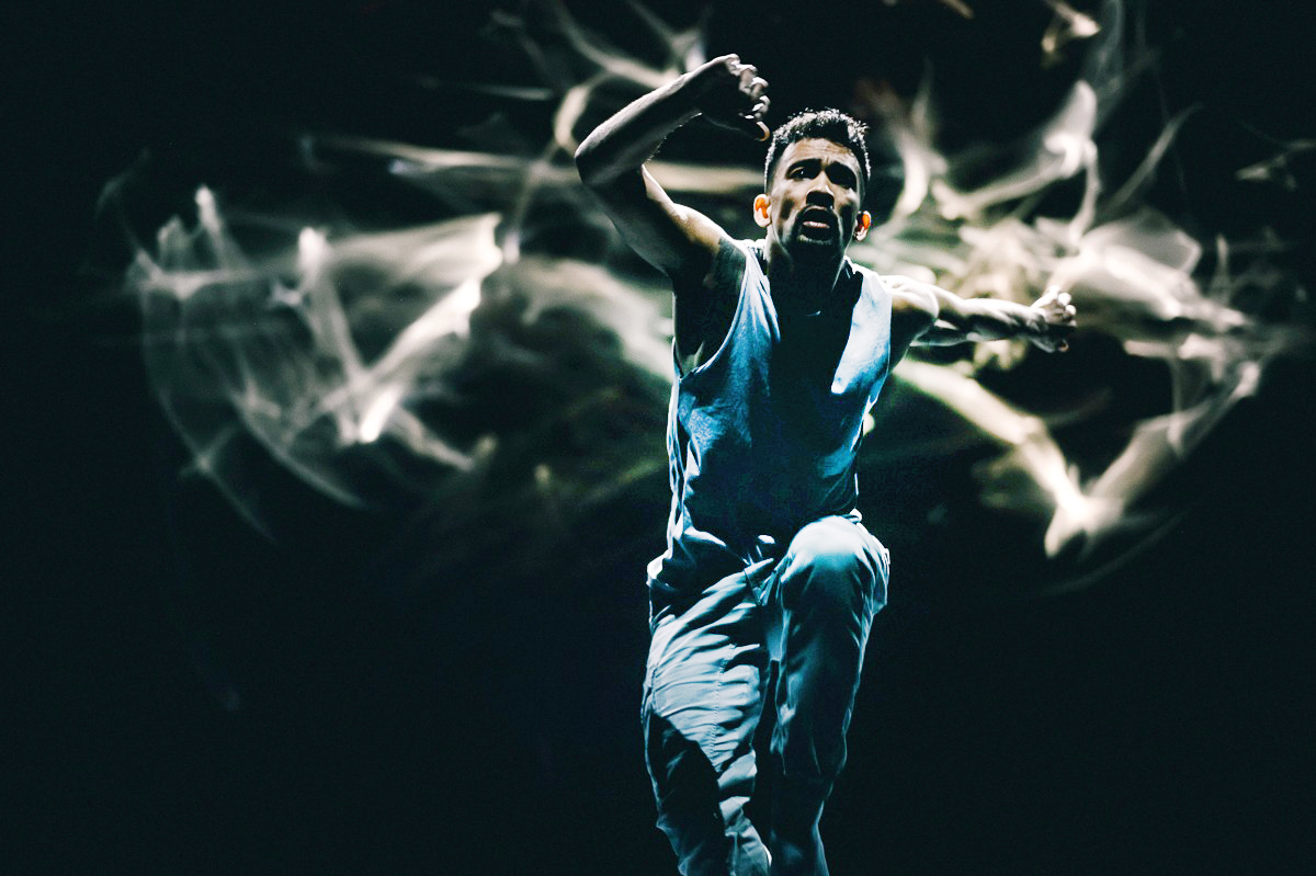 Z&nbsp;inscenace Figures in Extinction (Postavy mizejícího času) holandského souboru Nederlands Dans Theater