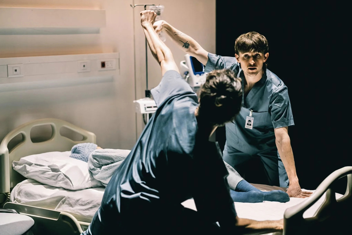 Z&nbsp;inscenace Figures in Extinction (Postavy mizejícího času) holandského souboru Nederlands Dans Theater