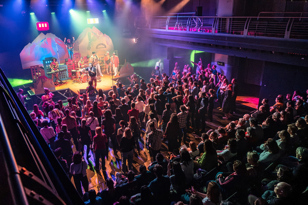 Divadlo Husa na provázku „provádí“ své Držím ti miesto v&nbsp;pražském Divadle ARCHA+