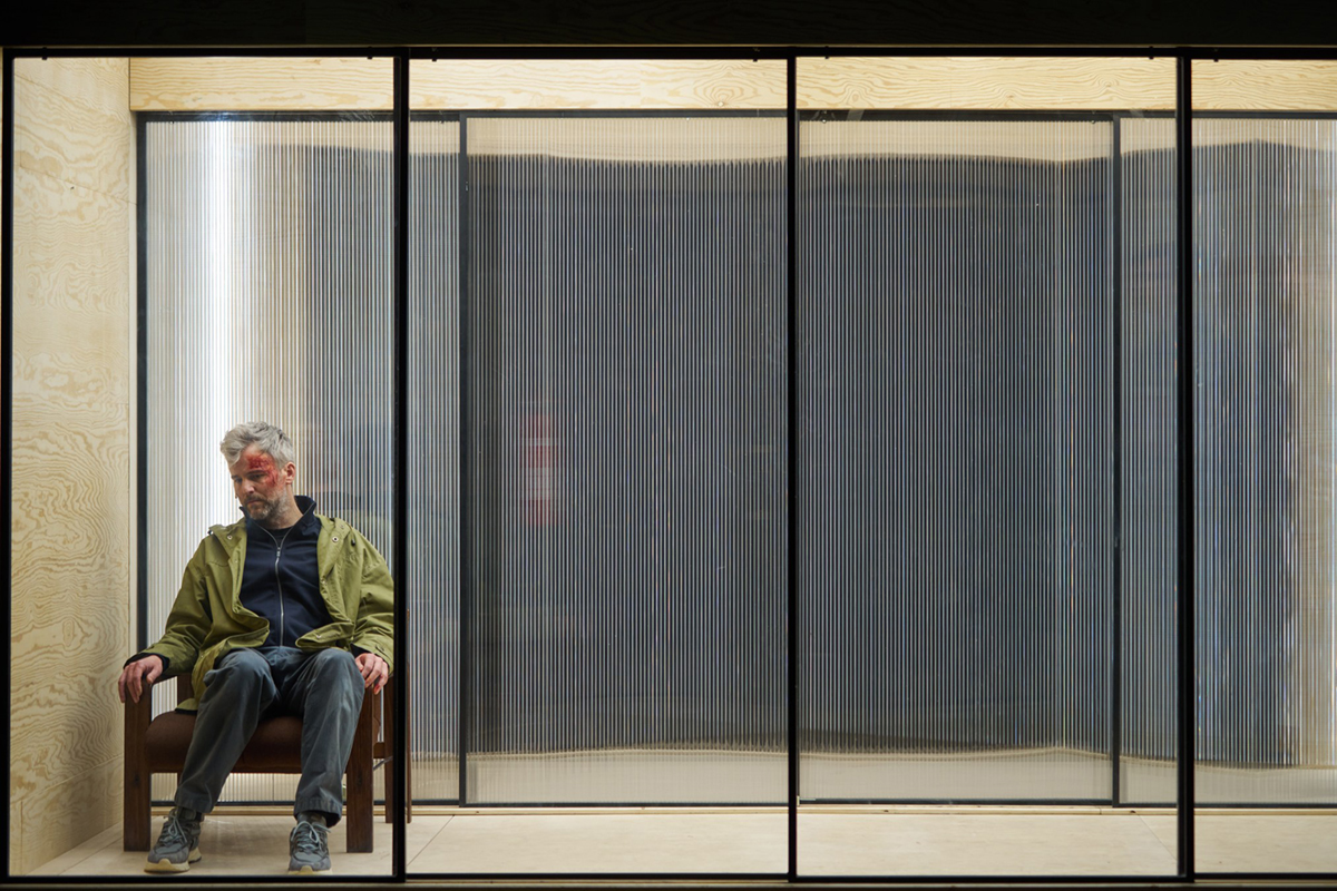 Záběr z&nbsp;inscenace Hon pražského Divadla Na zábradlí