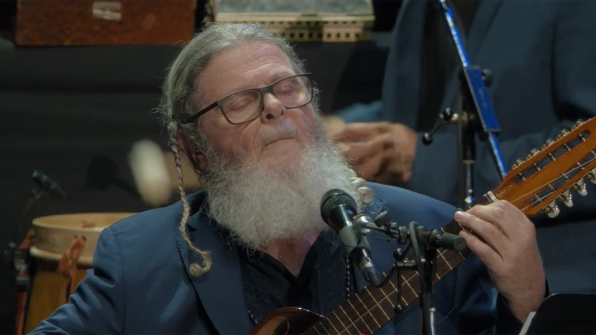 Gustavo Santaolalla hraje na kytaru
