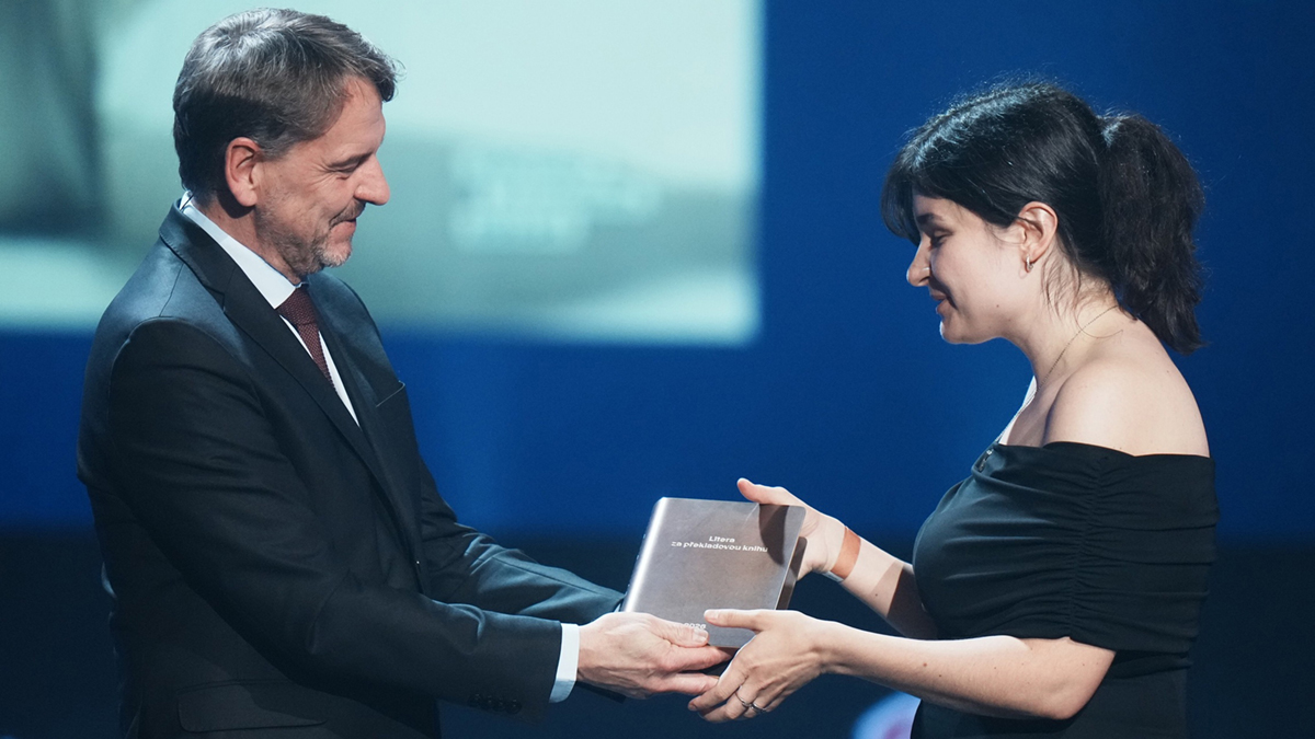 Anna Štádlerová přebírá 18. dubna 2026 v pražském Stavovském divadle z rukou ředitele Moravské zemské knihovny Tomáše Kubíčka Magnesii Literu za překlad knihy Slavné časy