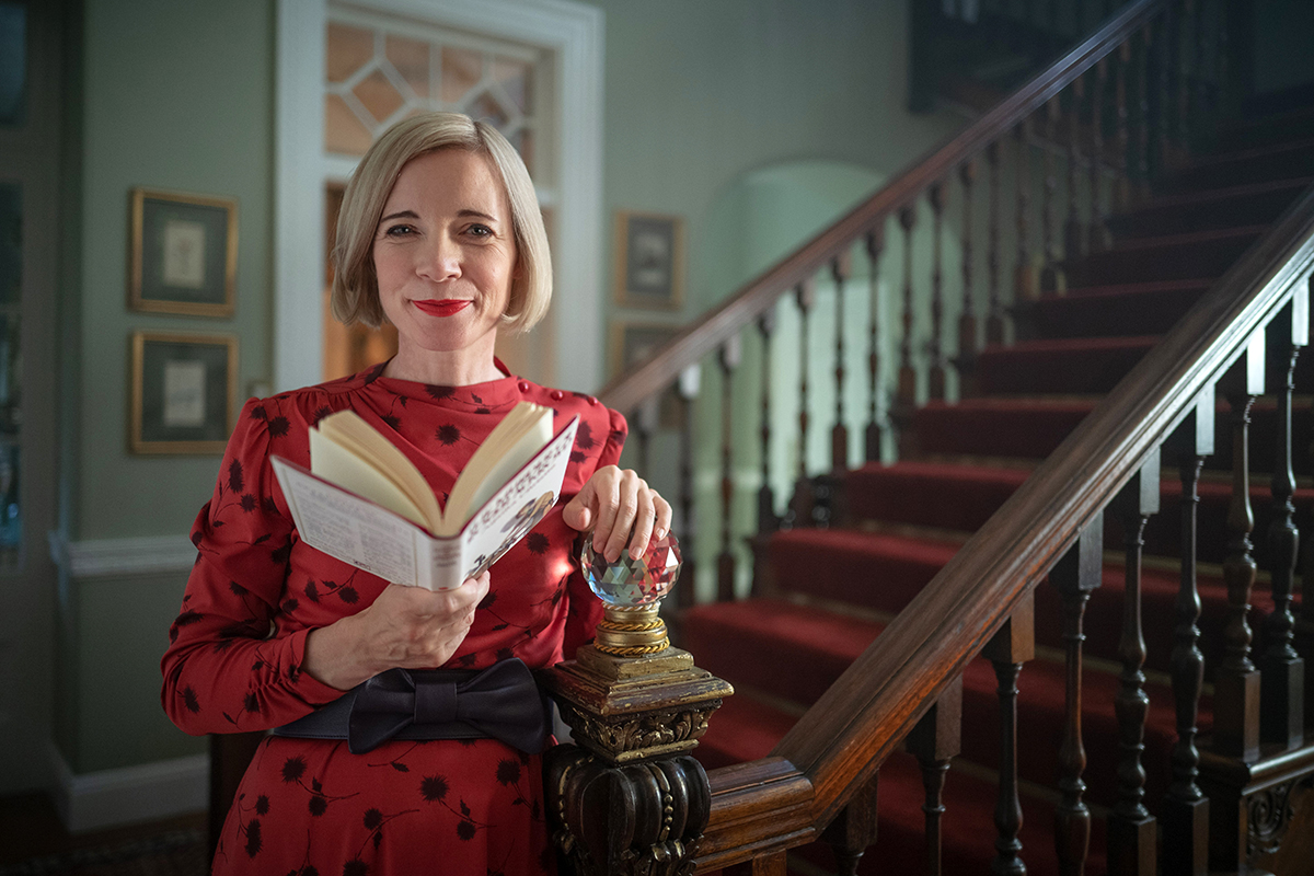 Lucy Worsley u schodiště v hale viktoriánského domu