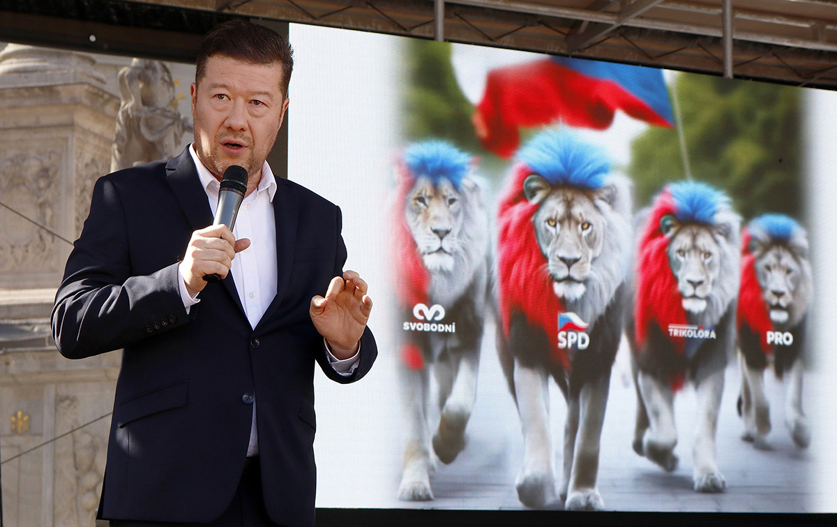 Tomio Okamura řeční během kampaně