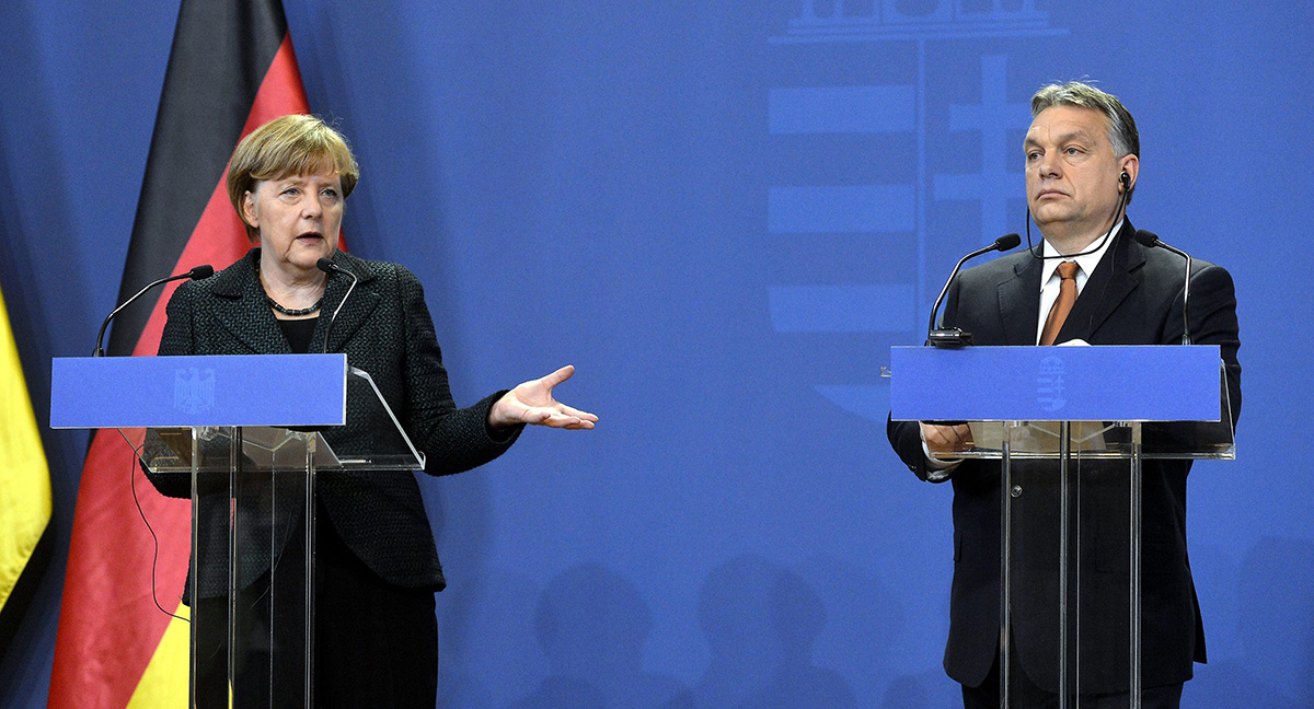 Angela Merkelová a&nbsp;Viktor Orbán u&nbsp;řečnického pultu