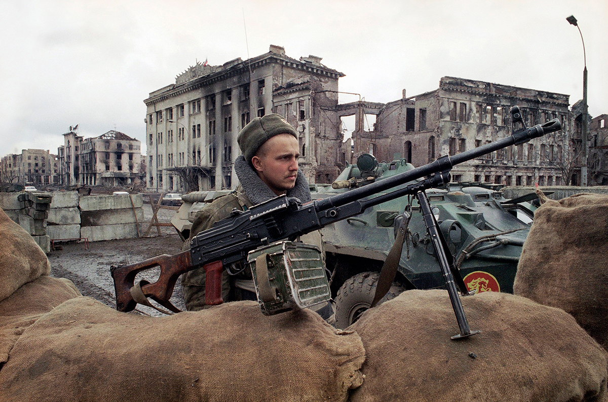 Ruské jednotky 4. dubna 1995 u bývalého prezidentského paláce v centru Grozného