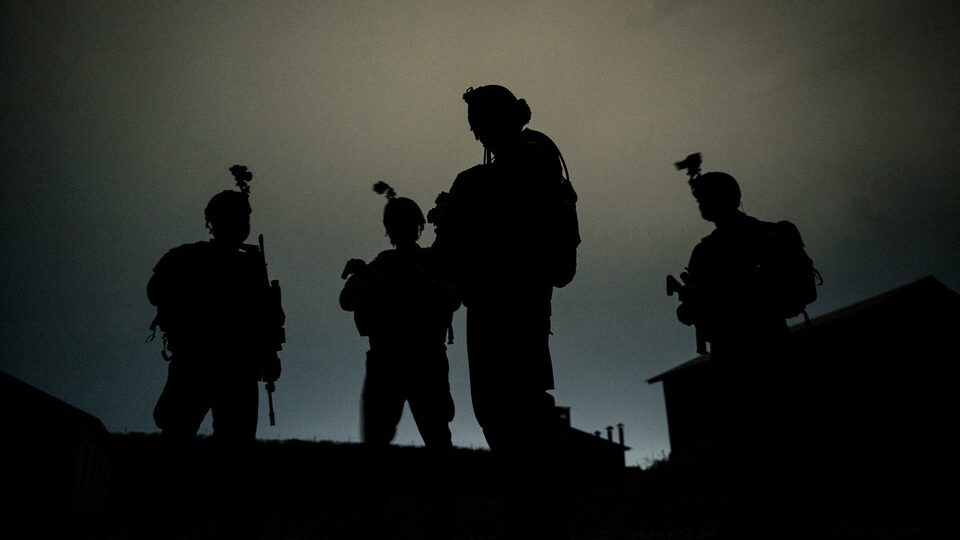Čeští vojáci v Afghánistánu. Noční hlídka poblíž letiště Bagram v Parwanu