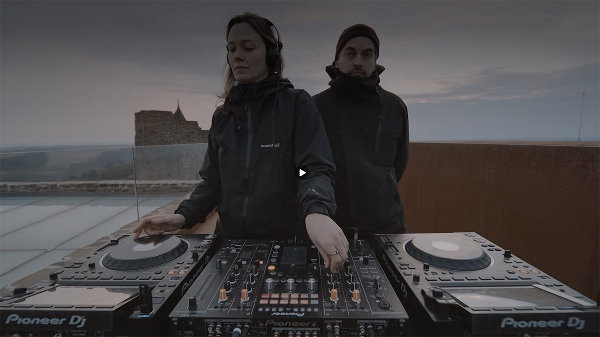 DJ Marie Pravda a DJ fleika a jejich techno set z atmosférického hradu Helfštýn lákají na první ročník Hell Yes! Festivalu, zdroj: YouTube