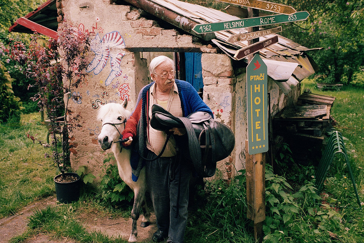 Jiří Lábus v krátkém filmu Cestovatel Veroniky Jelšíkové