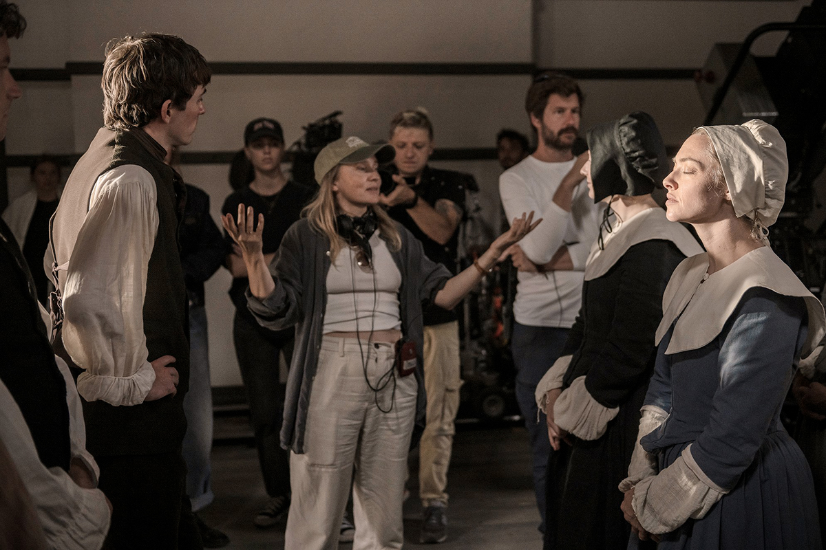 Mona Fastvold při natáčení filmu Svědectví o Ann Lee