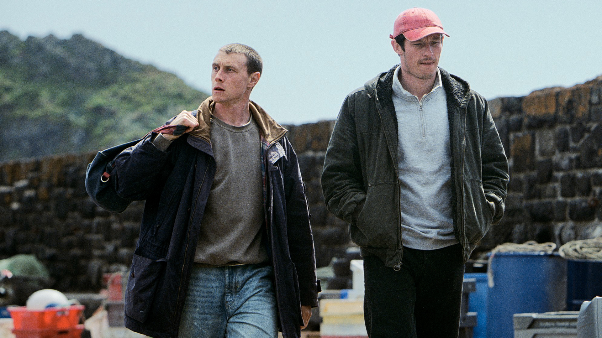 George MacKay (vlevo) a Callum Turner ve filmu Růže z Nevady
