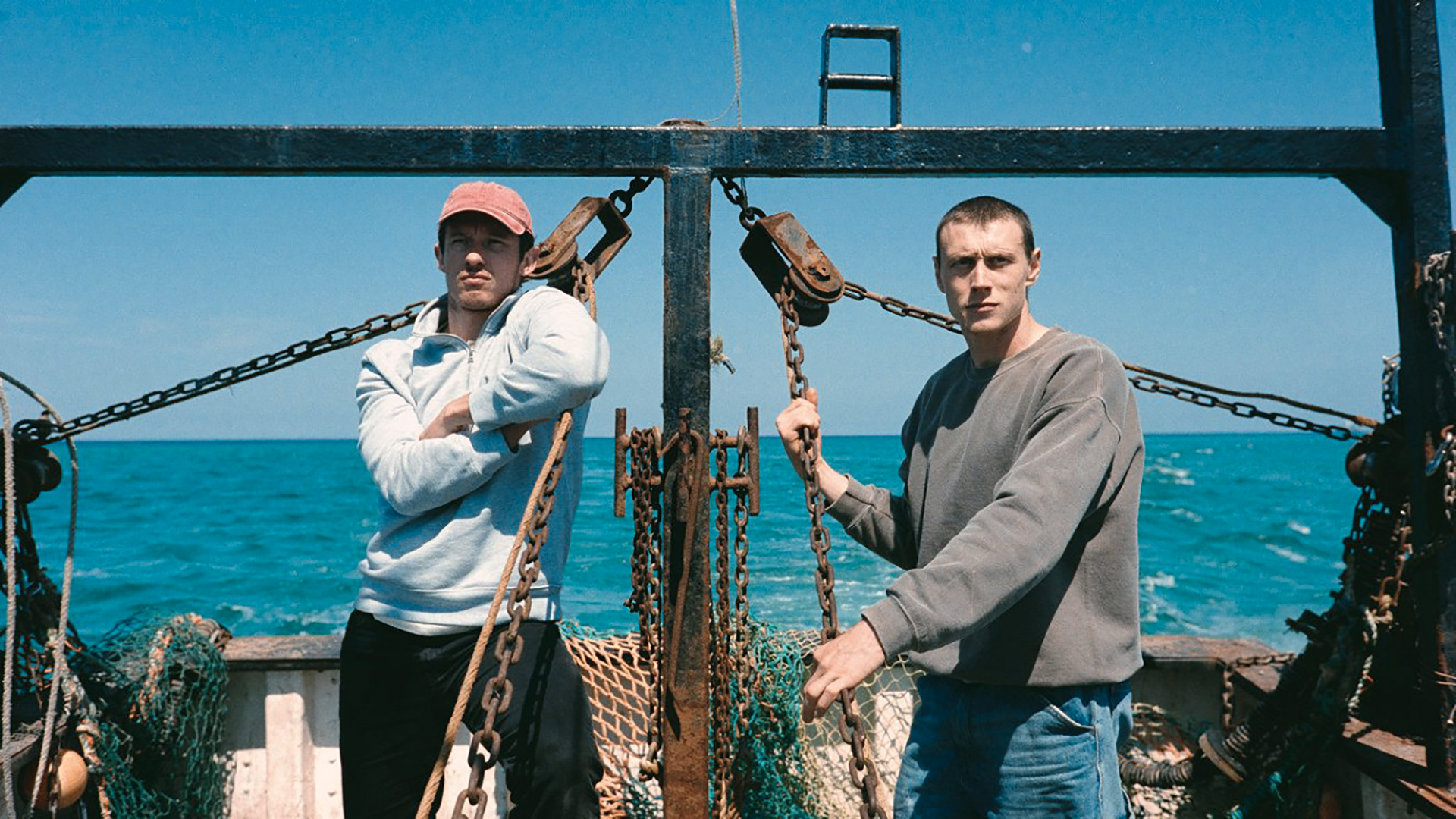 Callum Turner (vlevo) a George MacKay ve filmu Růže z Nevady