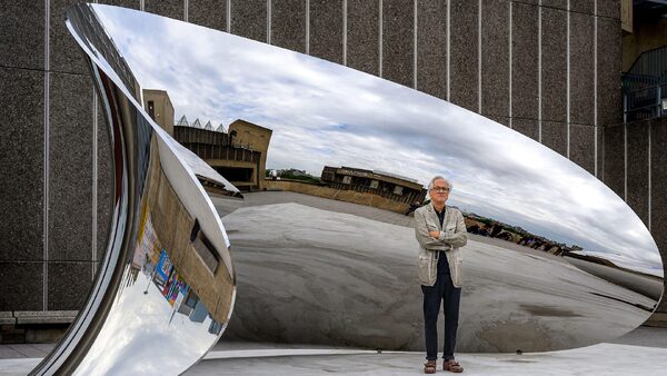 Anish Kapoor pózuje v londýnské v Hayward Gallery