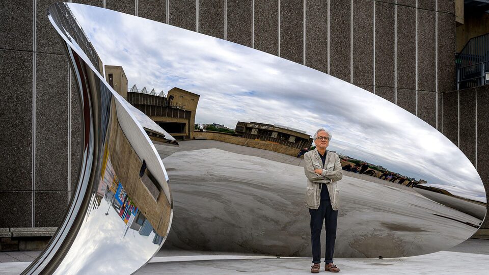 Anish Kapoor pózuje v londýnské v Hayward Gallery
