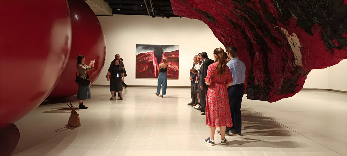 Pohled do výstavy Anisha Kapoora v londýnské v Hayward Gallery