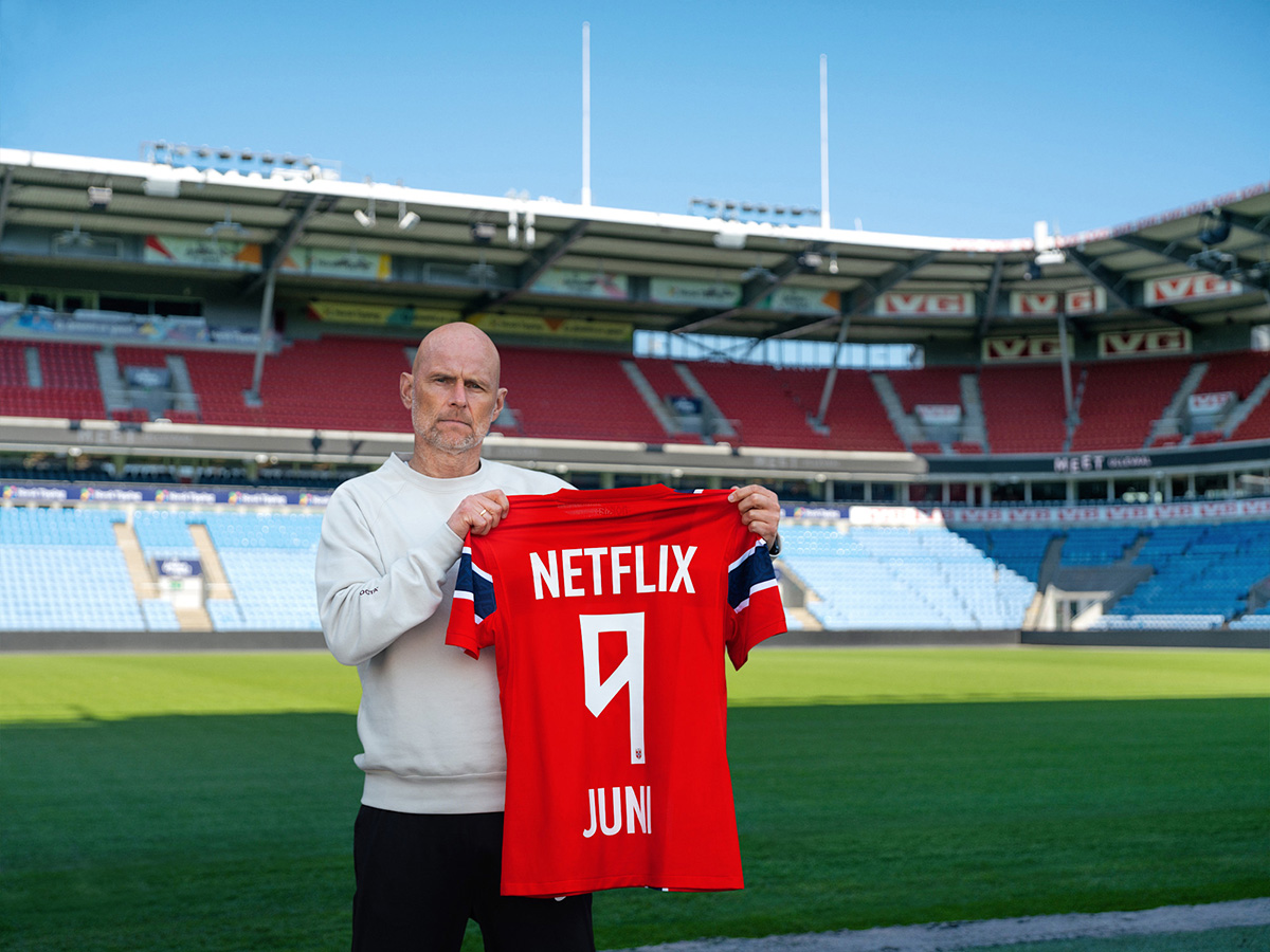 Podívejte se na trailer. Na snímku pózuje trenér norského národního týmu Ståle Solbakken s dresem propagujícím dokument <em>Norsko: Černý kůň</em>, foto: Netflix