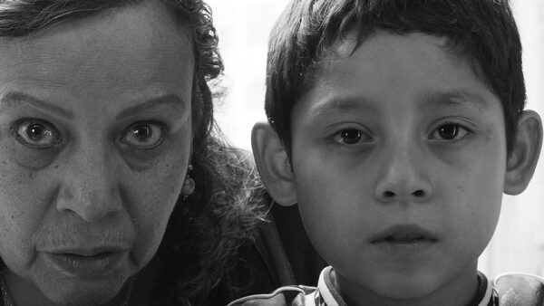 Teresa Sánchez a Bastian Escobar ve filmu Mouchy