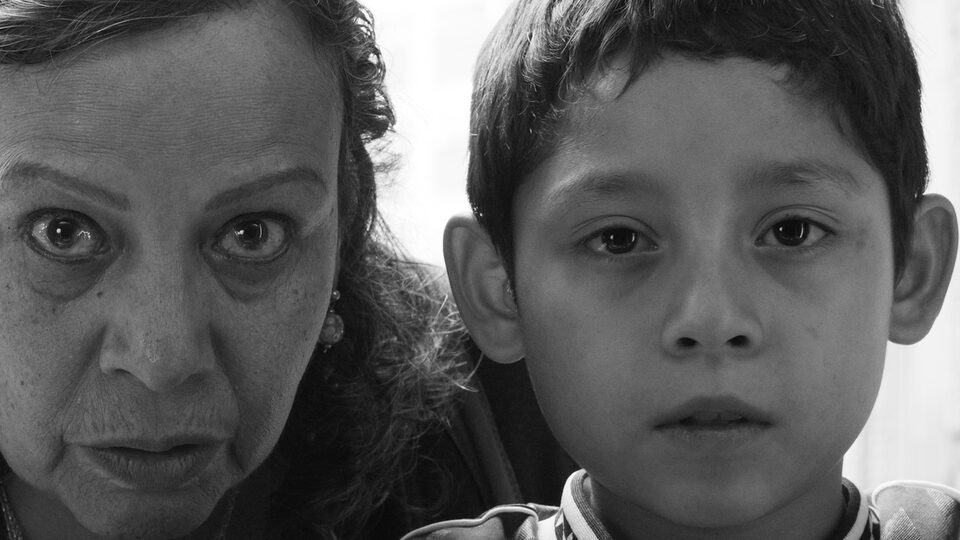 Teresa Sánchez a Bastian Escobar ve filmu Mouchy