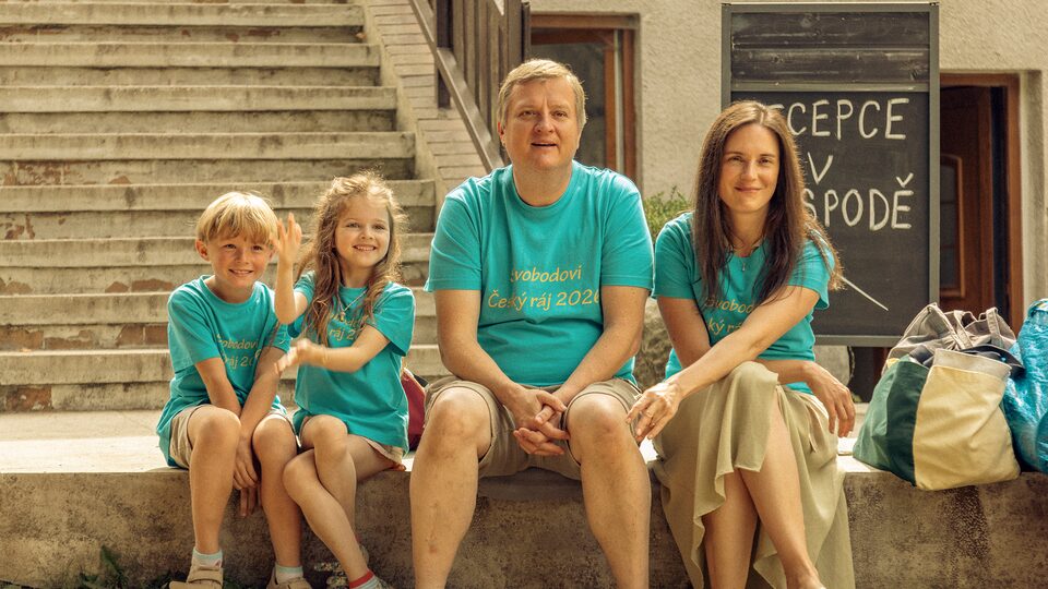 Matěj Kadlec, Rozálie Mikovcová, Tomáš Jeřábek a Magdaléna Borová ve filmu Dovolená v Českém ráji