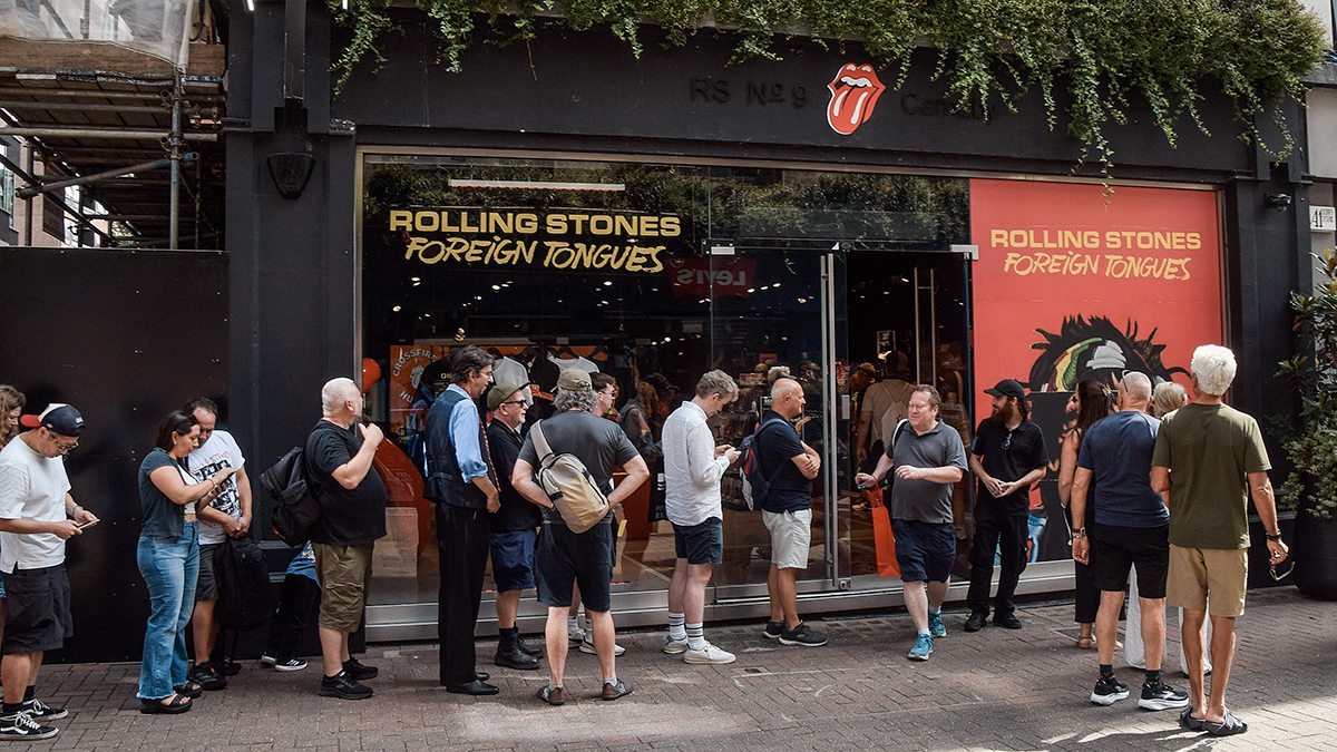 Fanoušci čekají 10. července 2026 ve frontě před obchodem Rolling Stones 