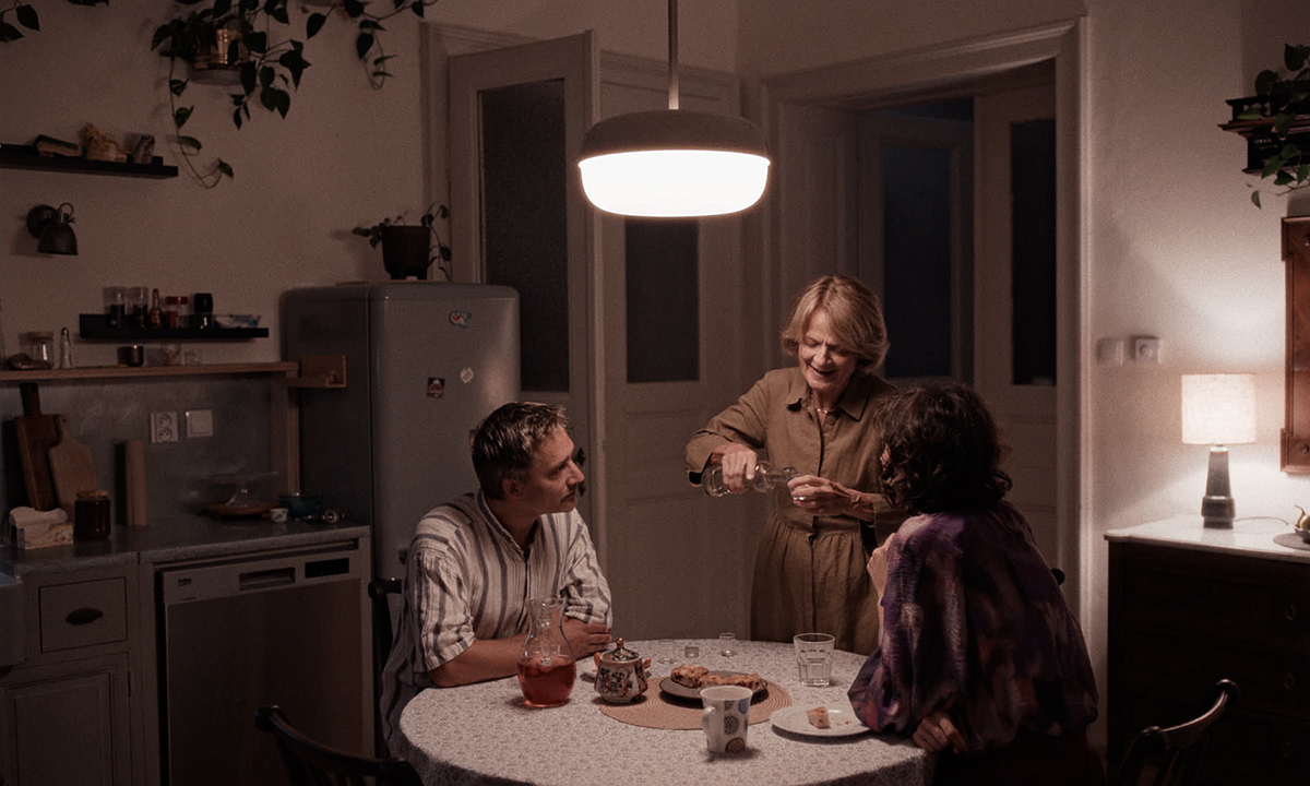Jiří Havelka, Taťjana Medvecká a Marie Švestková (zády) ve filmu Mistryně