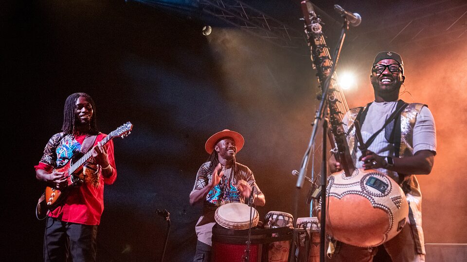 Závěrečný koncert tria senegalského hráče na koru Seckou Keity roztancoval celé hlediště Folkových prázdninách