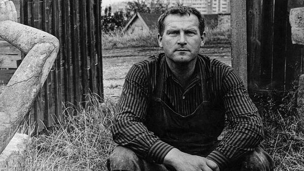 Olbram Zoubek v ateliéru v Praze na Židovských pecích, září 1963