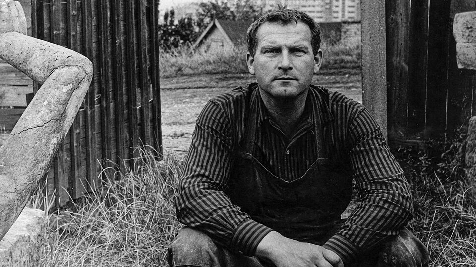Olbram Zoubek v ateliéru v Praze na Židovských pecích, září 1963