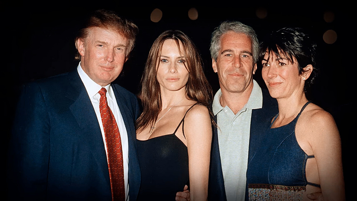 Jedna z nejpoužívanějších fotografií v dokumentech o případu Epstein: únor 2000, Mar-a-Lago Club, Palm Beach – Donald Trump se svou přítelkyní Melanií Knauss, Jeffrey Epstein a Ghislaine Maxwell, zdroj: HBO Max. Trailer k dokumentu <em>Diabolical: The Epstein Files</em>, zdroj: YouTube