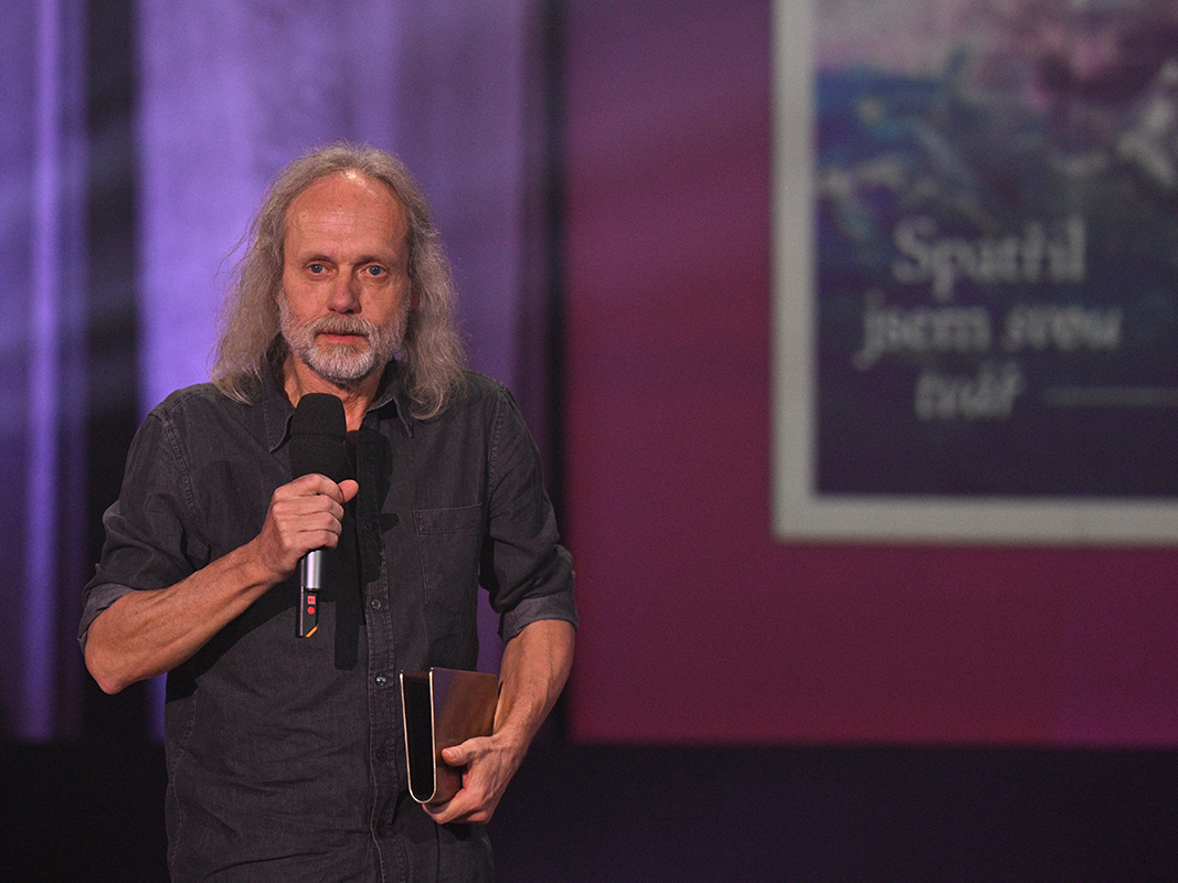 Petr Hruška převzal 17. dubna 2023 Literu za poezii za sbírku Spatřil jsem svou tvář v rámci vyhlášení vítězů knižních cen Magnesia Litera