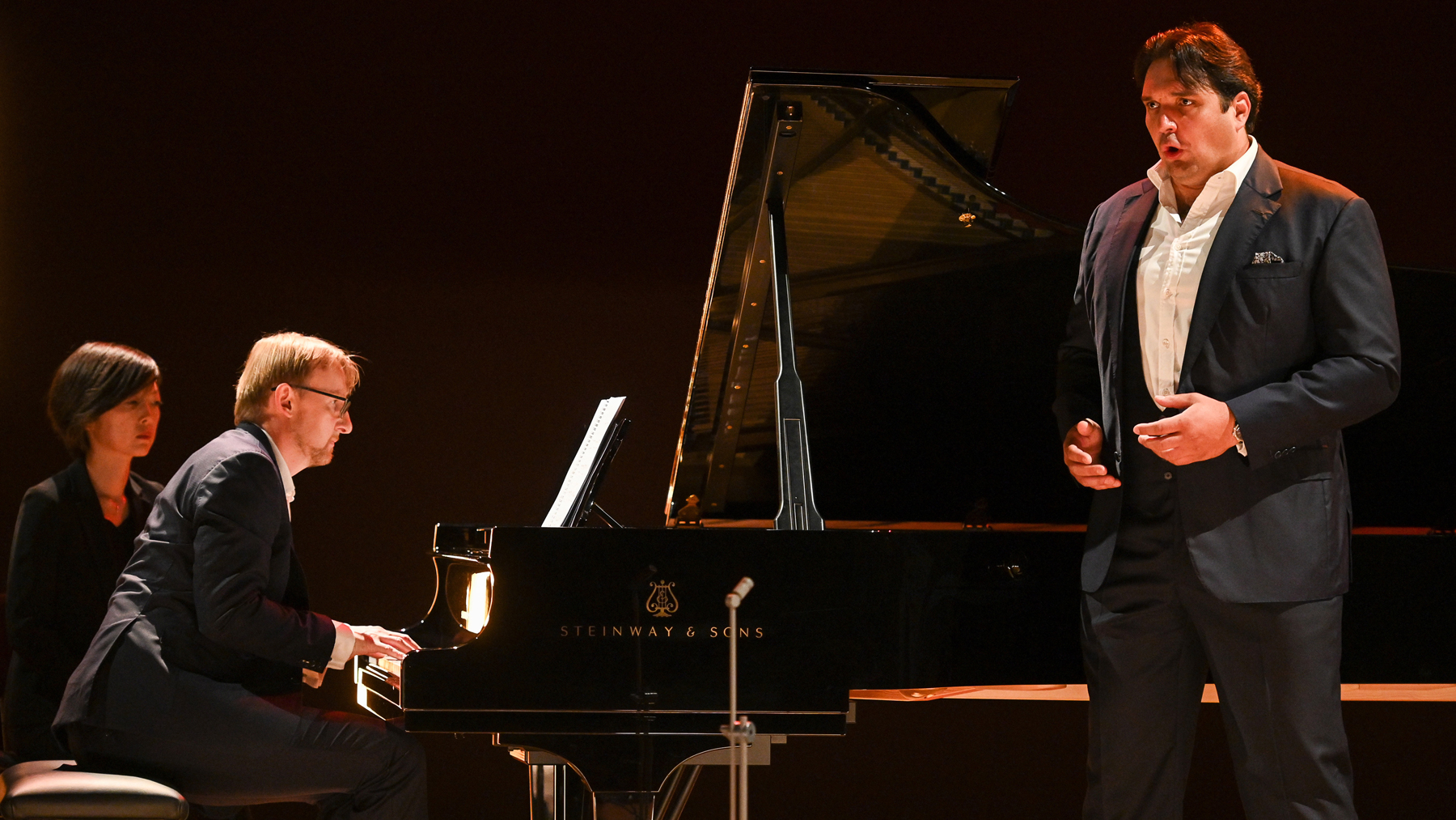 David Švec hraje na klavír, stojící Adam Plachetka zpívá