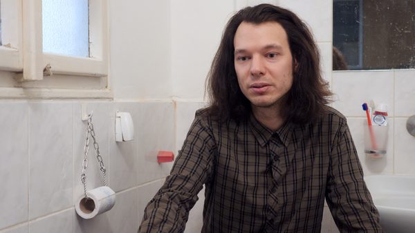 Bohdan Karásek v koupelně
