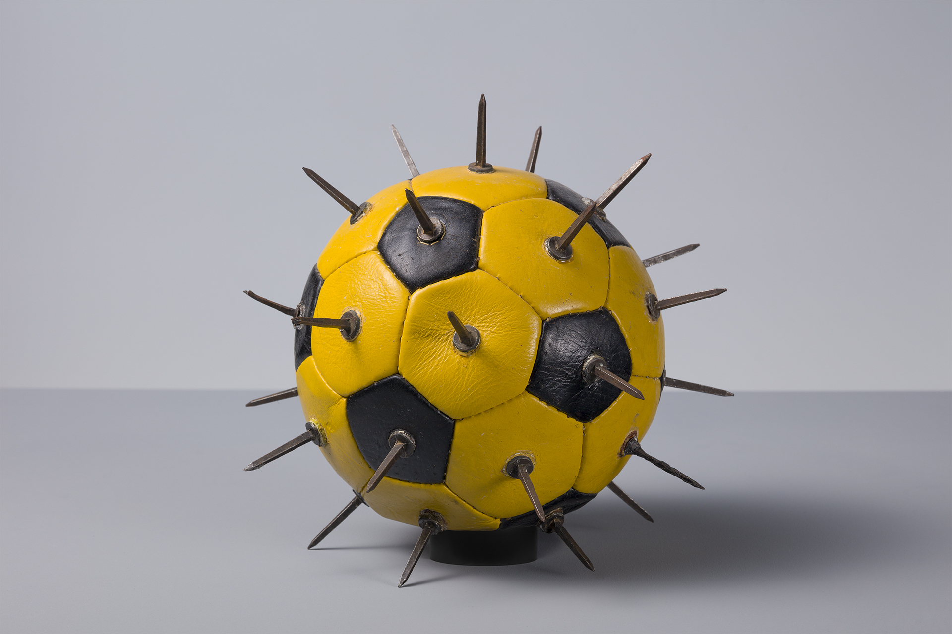 Fotbalový míč s hřebíky